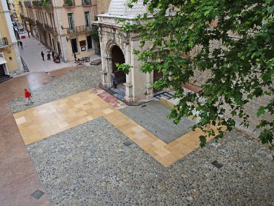 dallage-calcaire-cenia-ocre-dallage-granit-rose-de-la-clarte-calades-en-galets-roules-perpignan--parvis-de-la-cathedrale-st-jean--.JPG